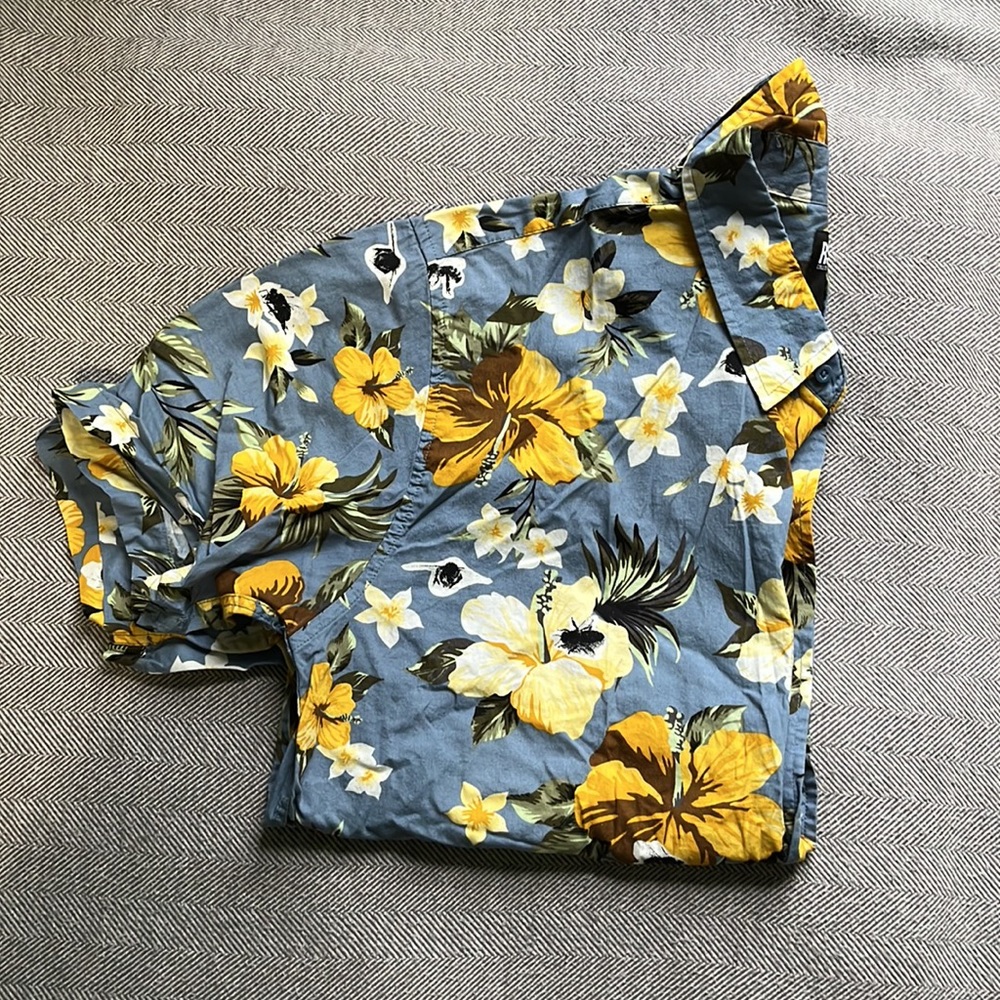 Tilly’s blue floral shirt-sleeve button-up